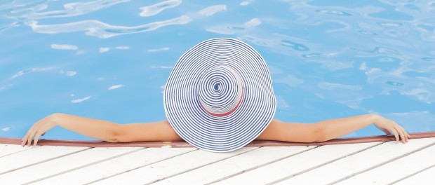 pool-690034_1280